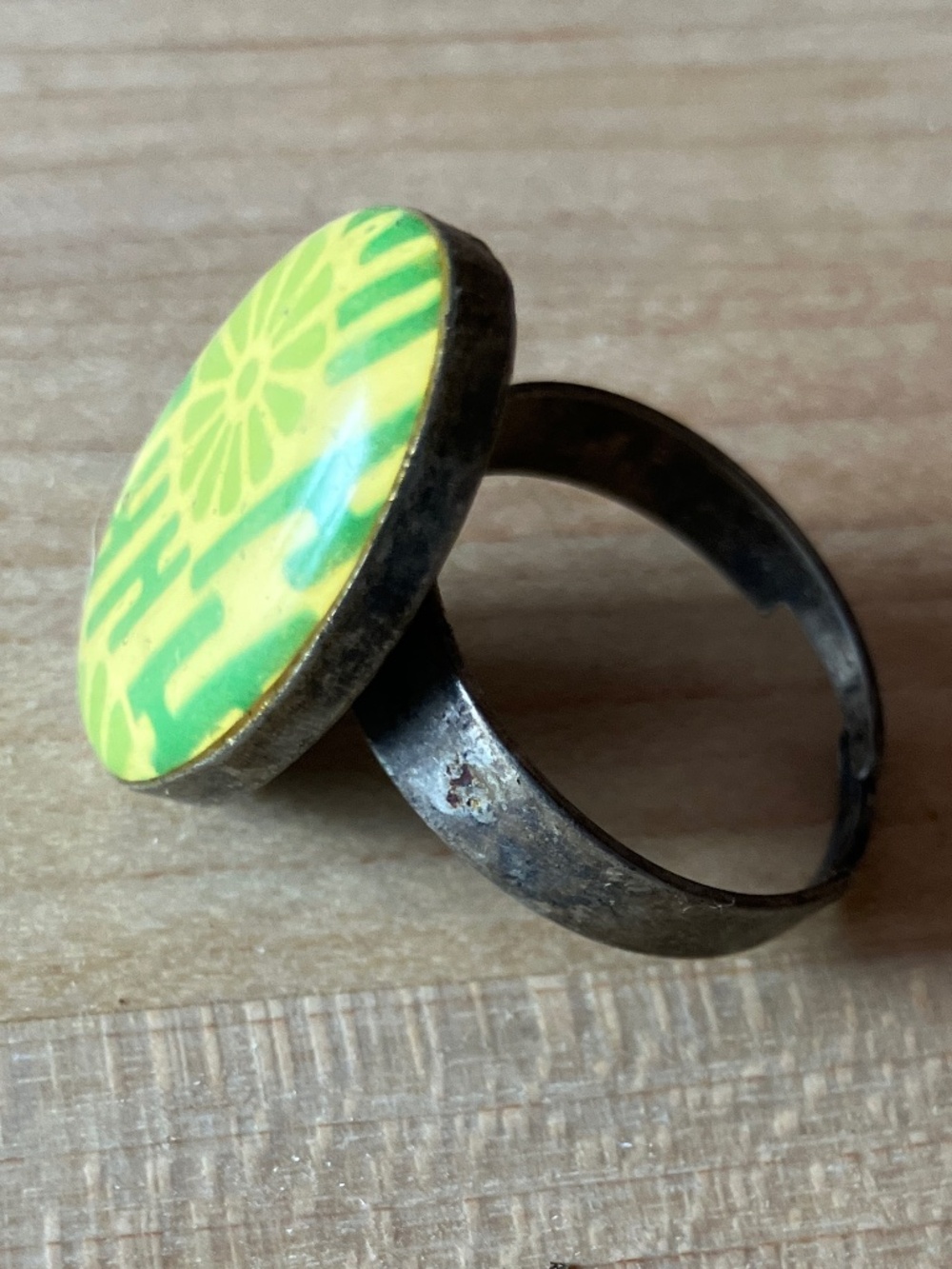 🌿 Vibrant Retro-Chic Botanical Cabochon Ring 🌿